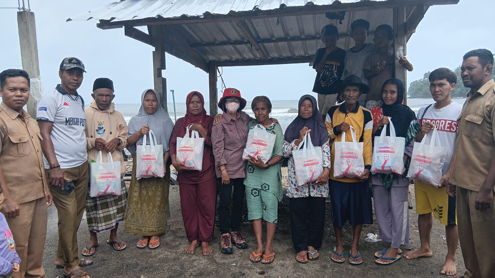 Senator Mirah Midadan Fahmid Salurkan Bantuan untuk Korban Bencana di Dompu